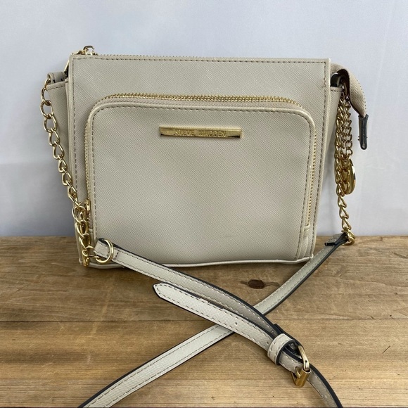 Steve Madden Handbags - Steve Madden light gray crossbody bag with gold chain strap hardware